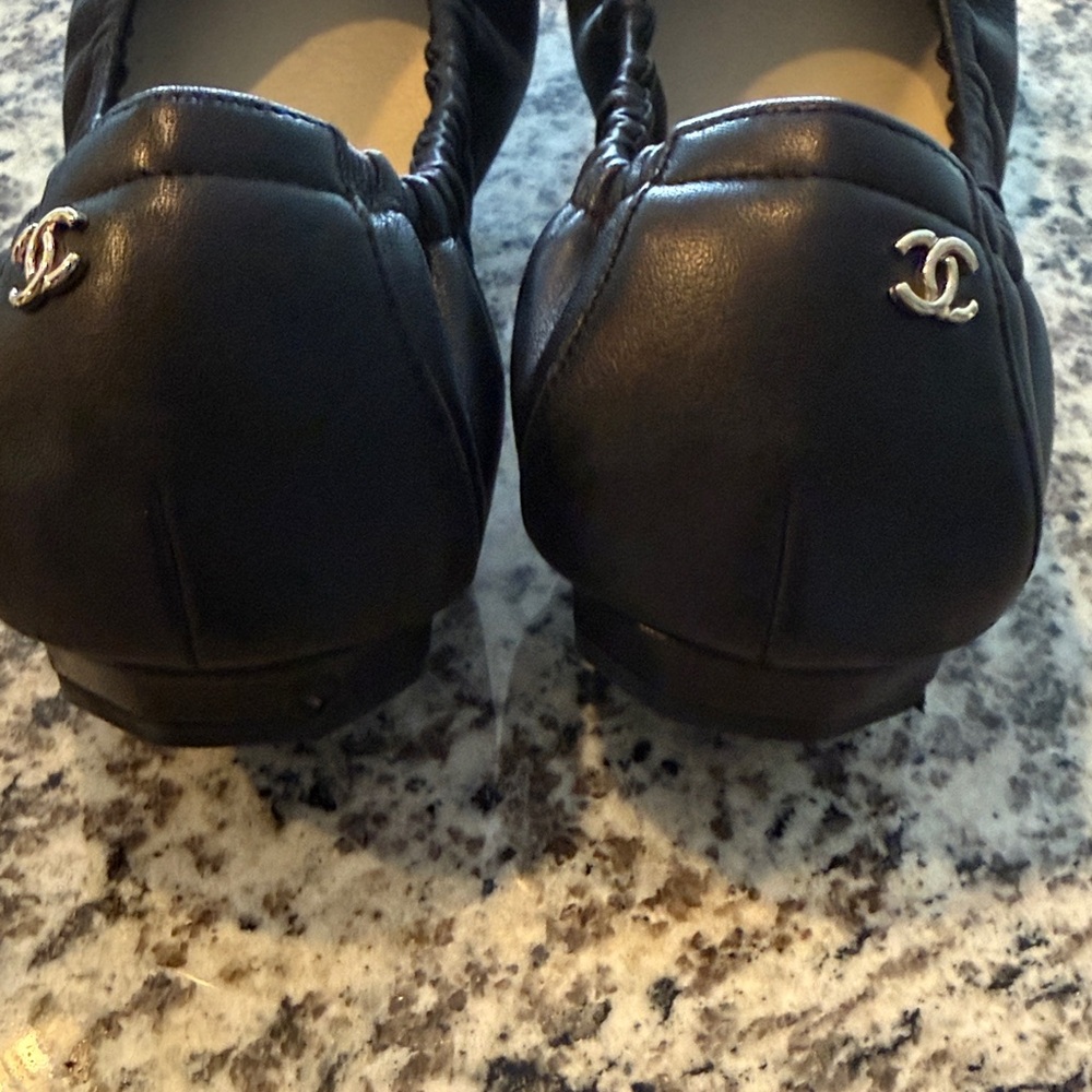 CHANEL Black Cap-Toe Ballet Flats with Gold CC - Picture 4 of 7